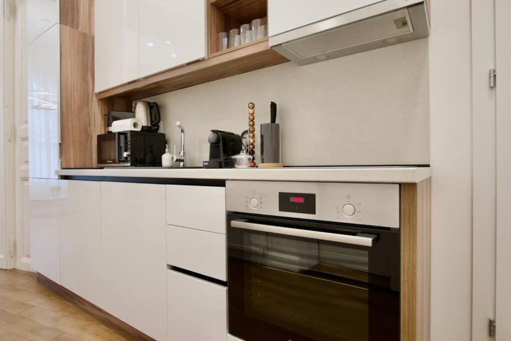 Premium By Hi5- Roekk Szilard 3 Bedroom Appartement *